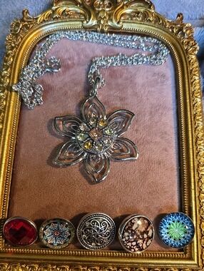 Vintage Ginger Snaps Silver-toned Floral Pendant Necklace With 6 Snaps